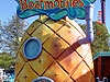 Tyler in front of SpongeBobs pineapple